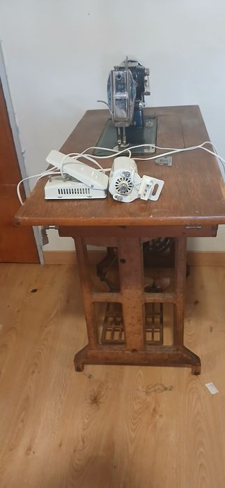 Máquina de Costura Antiga de Pedal de marca Oliva com Móvel