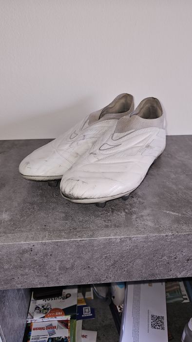 Chuteiras de Futebol Adidas Sem Atacadores Branco/Cinzento - Homem Tam. US 8.5 / EU 42
​Preço: €50
