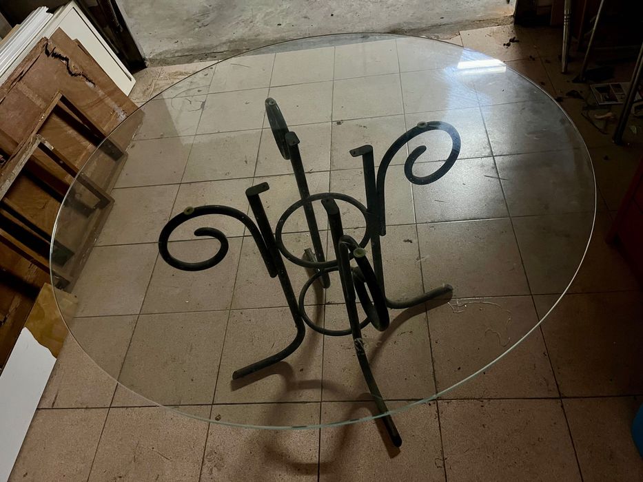 Mesa redonda em vidro com pés em ferro trabalhado