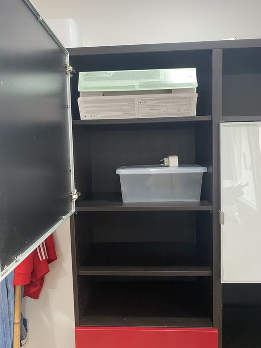 Armário/estante preto, vermelho e branco