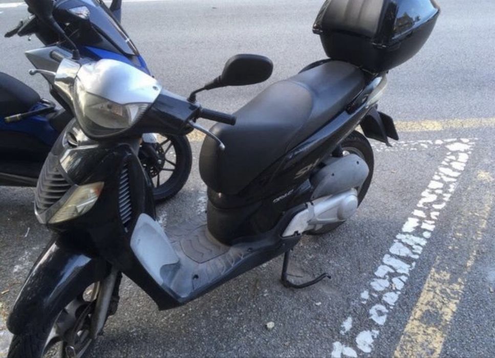Honda SH 125 preta