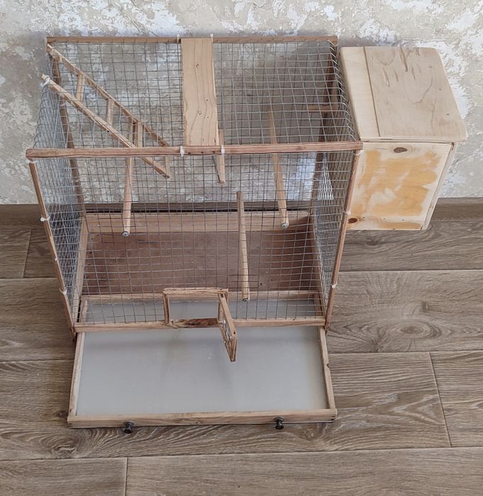 Клетка для попугаев с гнездом .самодельная.б/у