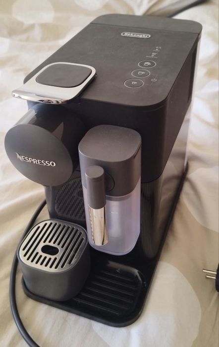 Máquina de Café DELONGHI Nespresso Lattissima One Evo EN510.B Preto