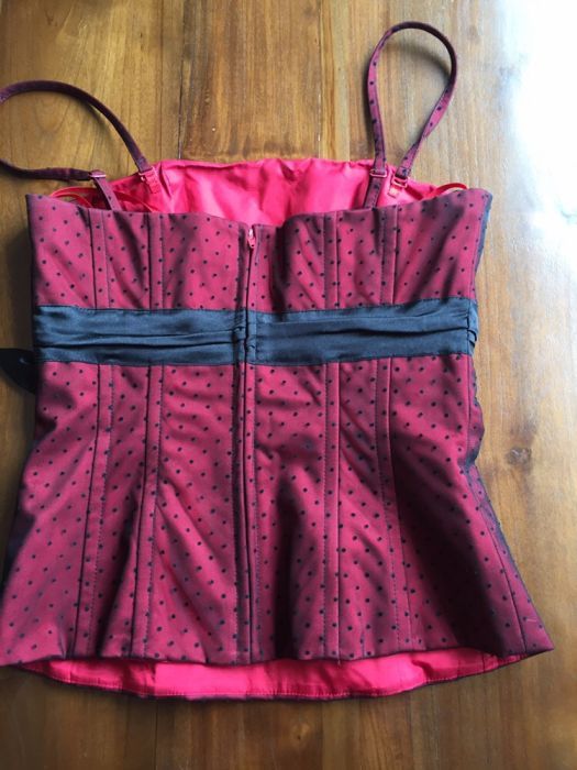 Bluzka typu gorset i czarna spódnica