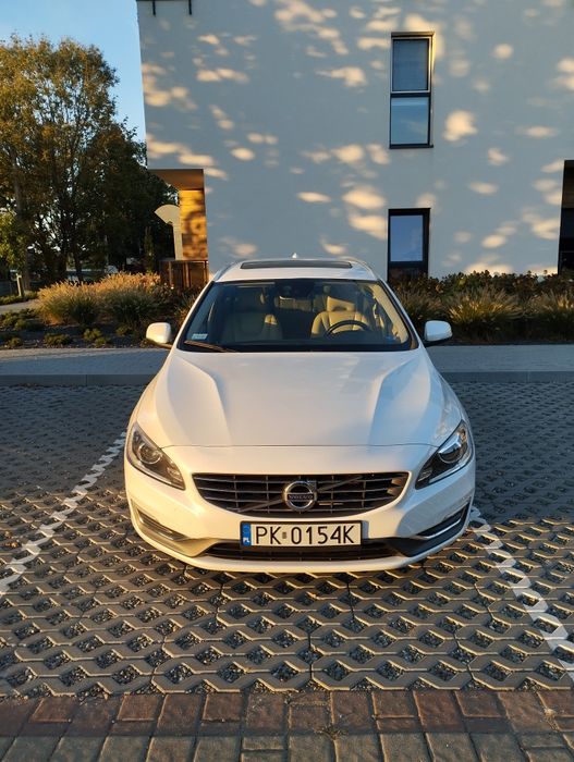 Volvo V60 T5 245 KM Momentum/Automat/ biała perła/Skóra/Szyberdach/2015