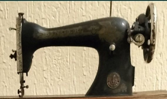 Antiga Máquina de Costura Singer e Tampa