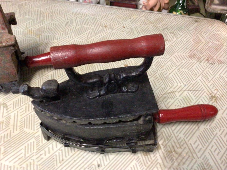 4 ferros de brunir 2 a carvão e 2 eletricos , muito antigos a funciona