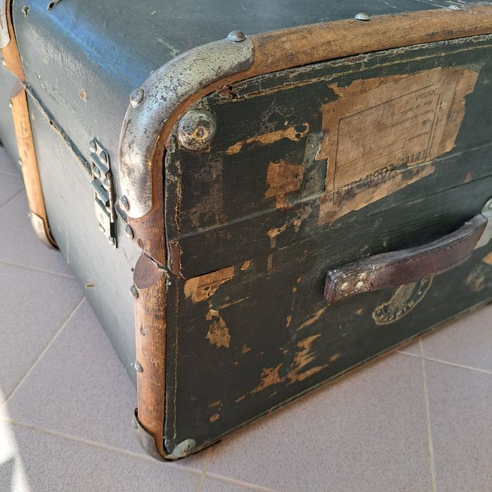 Mala bau de viagem muito antiga