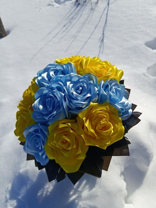 Букет з атласних троянд