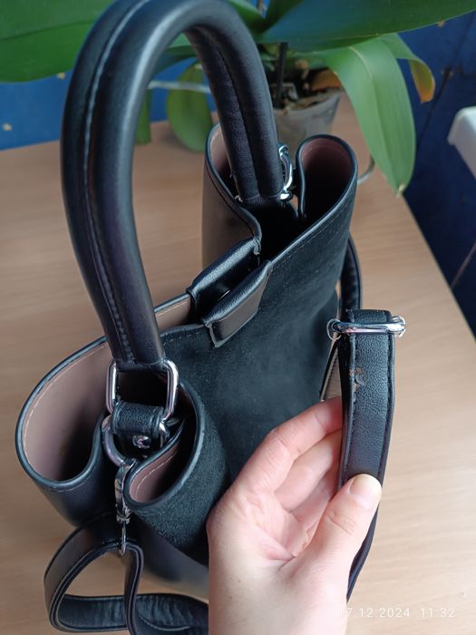 Класична чорна ,замшева сумка