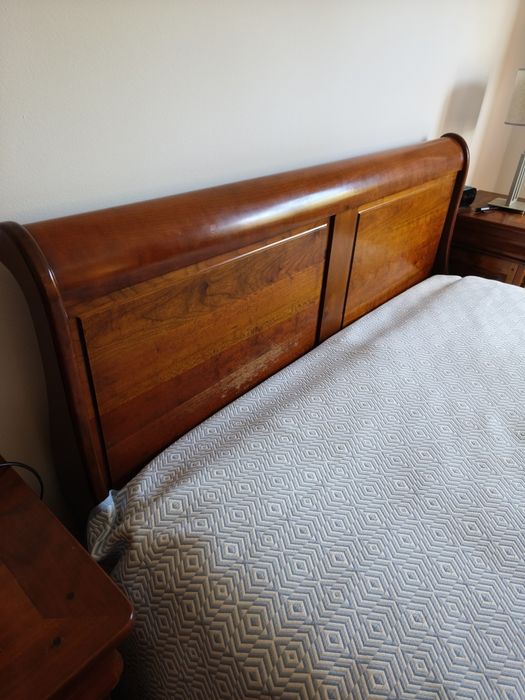 Cama de casal em cerejeira
