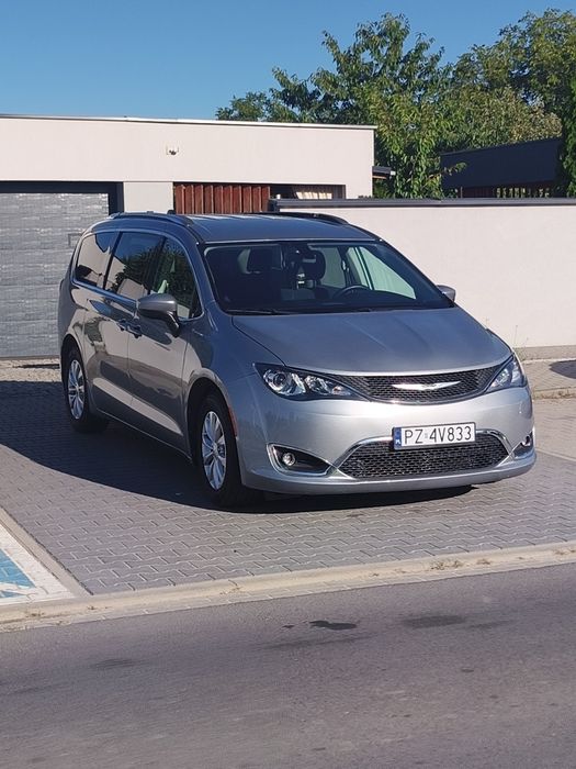 Wynajem Chrysler Pacifica 7 osobowy bus