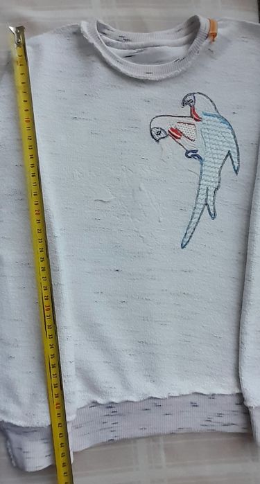 Біла кофта з папугами