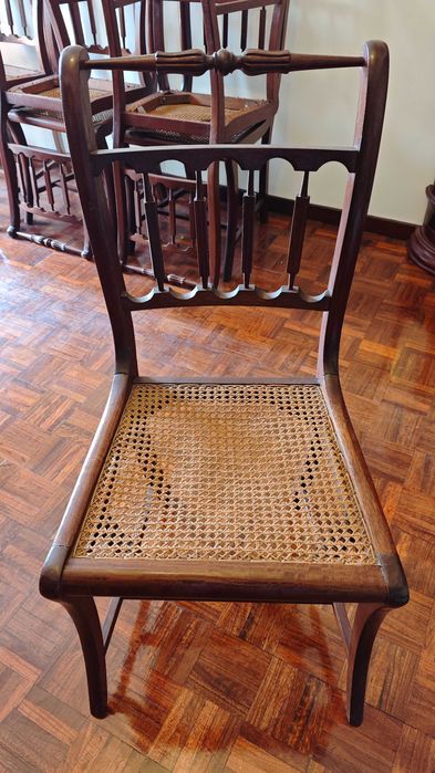 Conjunto Clássico de Sala de Jantar: Móvel + Mesa + 8 Cadeiras