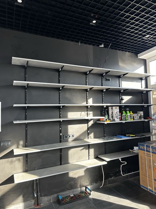 Продаються прилавок та полички стан нових