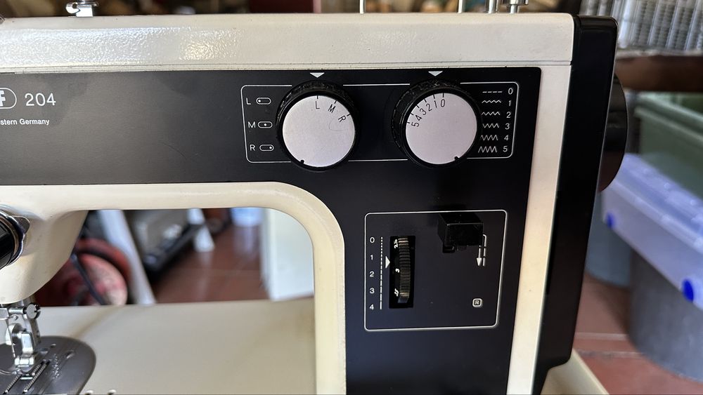 Máquina de Costura - PFAF - Para peças ou Decoração