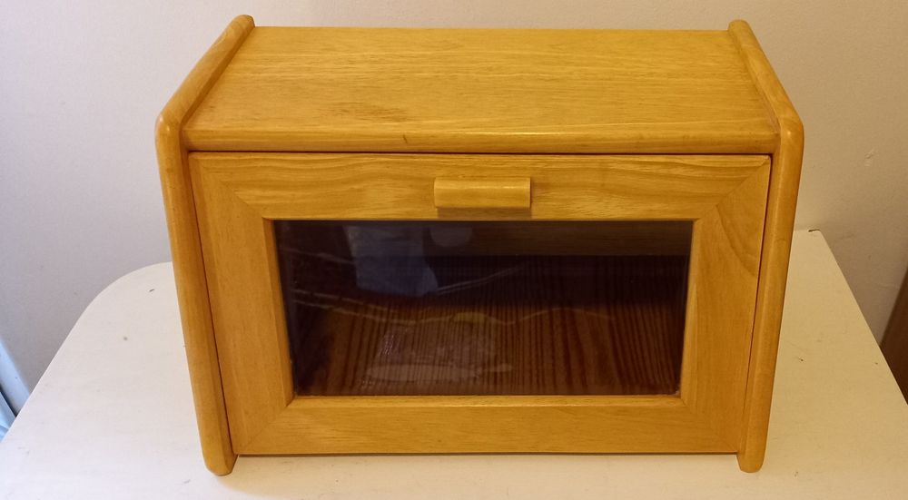 Caixa de pão em madeira com porta em vidro transparente