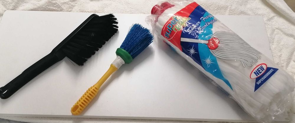 Esfregona grande, piaçaba e escova  limpeza, tudo por 5€