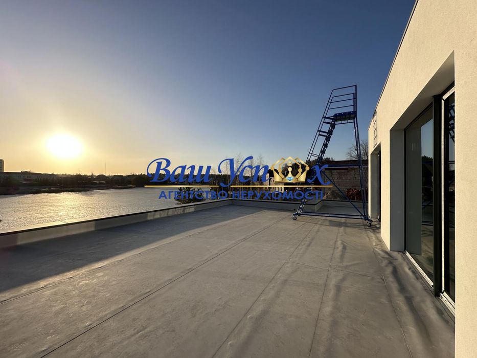 Продажа современного дома в  селе Козин с выходом на реку.