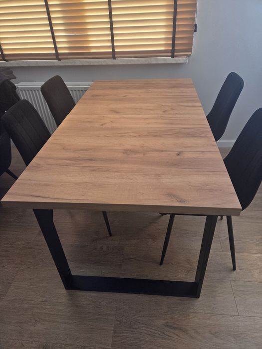 Sprzedam  stół  z krzesłami