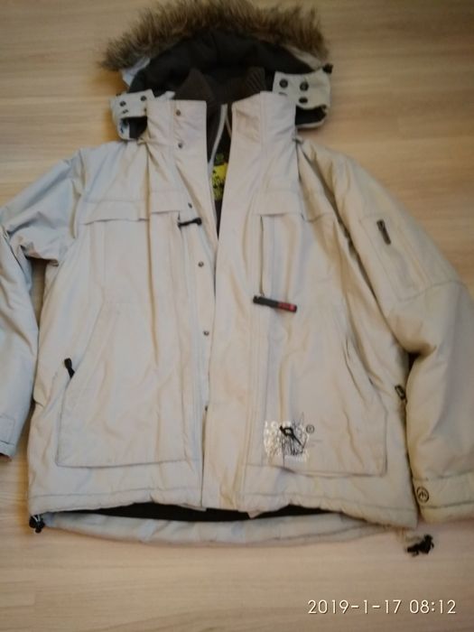 Kurtka zimowa nadaje się na wypady w góry.Idealna na narty,snowboard.