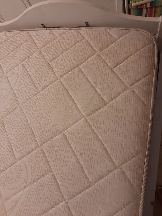 Duas camas individuais +escrivaninha