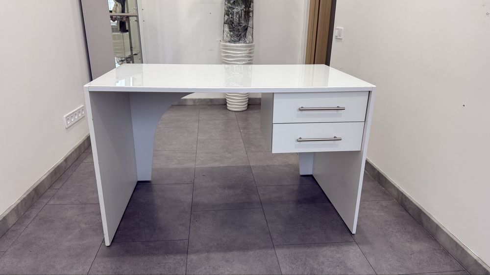 Продам письмовий стіл та 2 сірих стільця