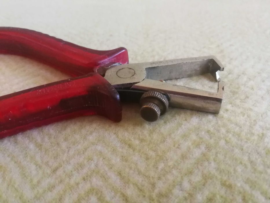 ściągacz izolacji szczypce do kabli – Made in Germany.