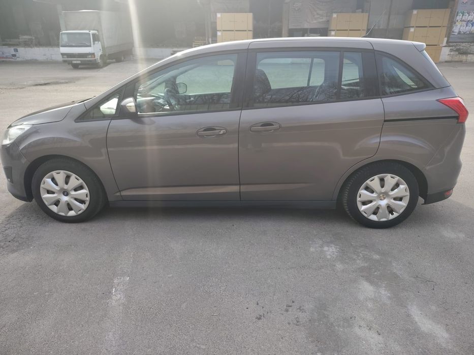 Машина Ford C-Max