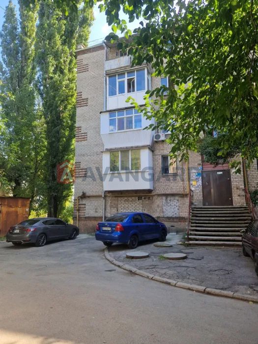 Продаж 2 к кв К-Карого,13. Середній поверх.