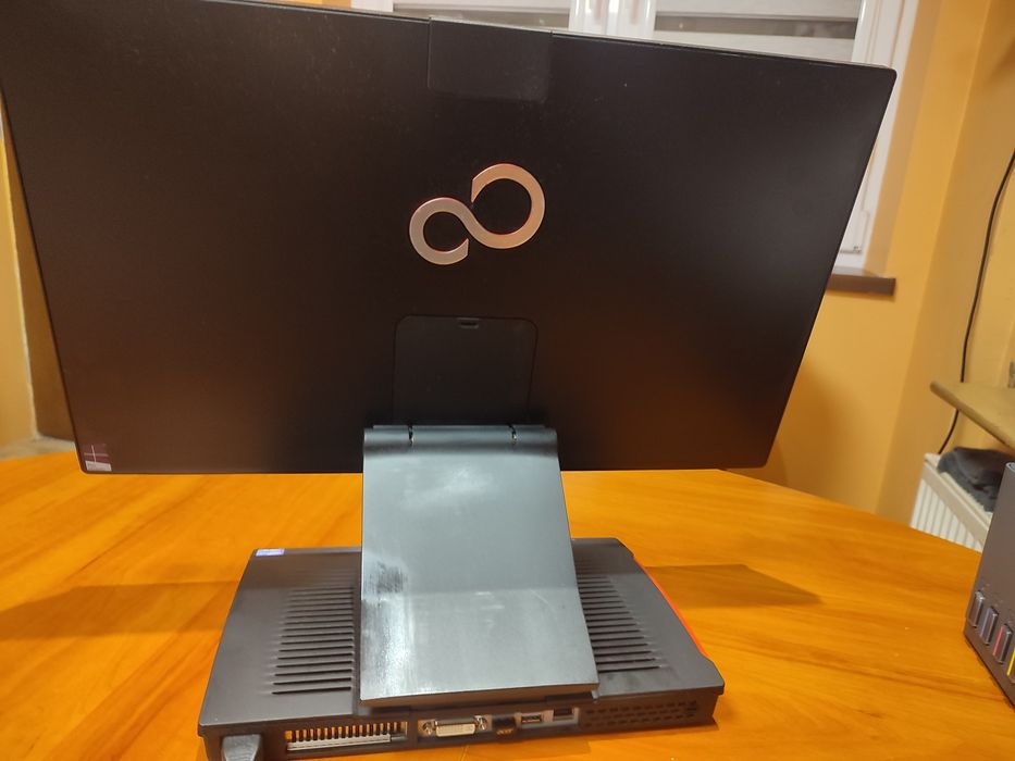 Komputer Fujitsu All-in-one gotowy do pracy win10
