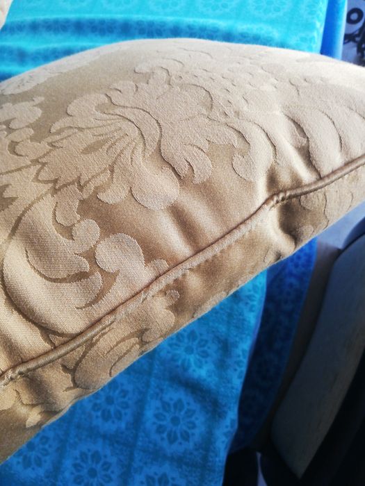 5 Almofadas Douradas sofá ou cama
