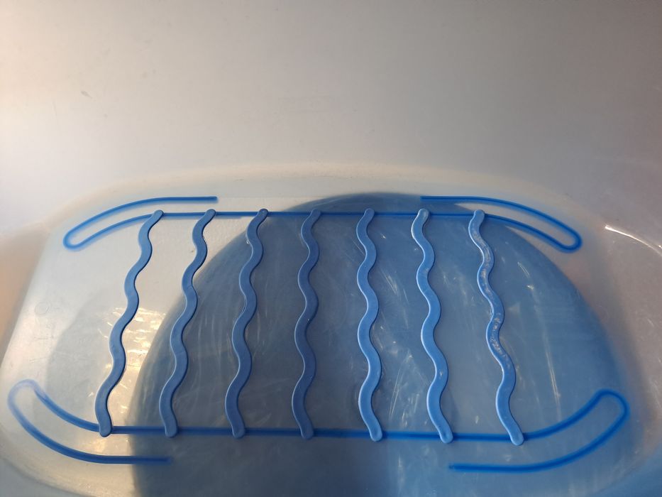 Banheira azul de Bébé e oferta 34 fraldas