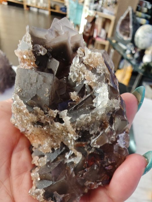 Fluorita cúbica negra, mineral raro