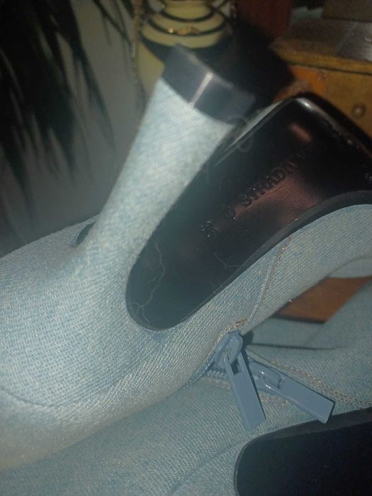 Botins em ganga da Stradivarius