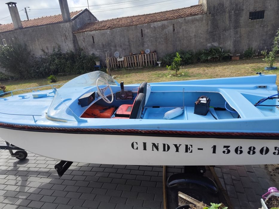 Barco recreio,4,05m . 5 lugares ,motor Tohatsu 25 cv
