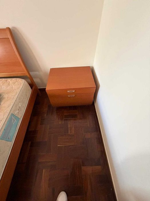 Mesa de cabeceiras em madeiras com duas gaveta