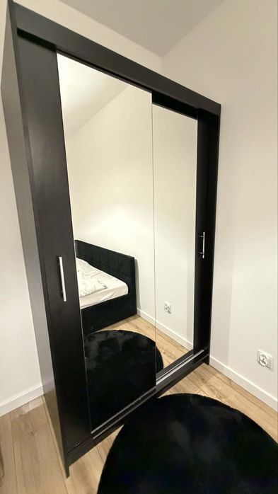 Duza szafa z lustrami