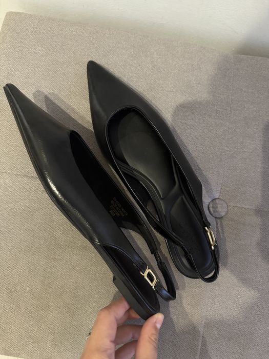 Туфлі, балетки з відкритою пʼяткою і гострим носком