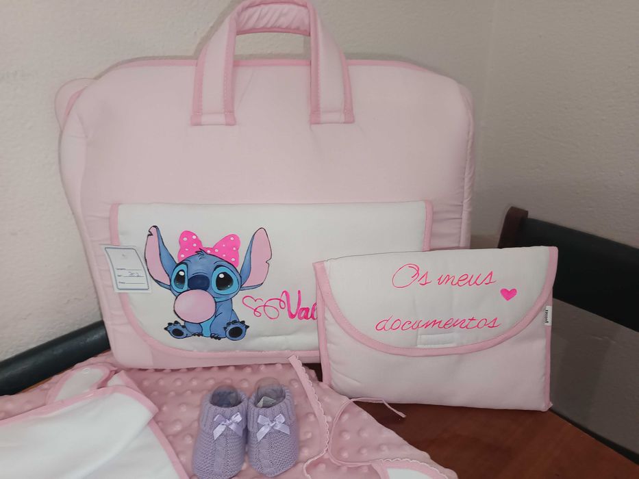 Artigos de bebé pintados a mão