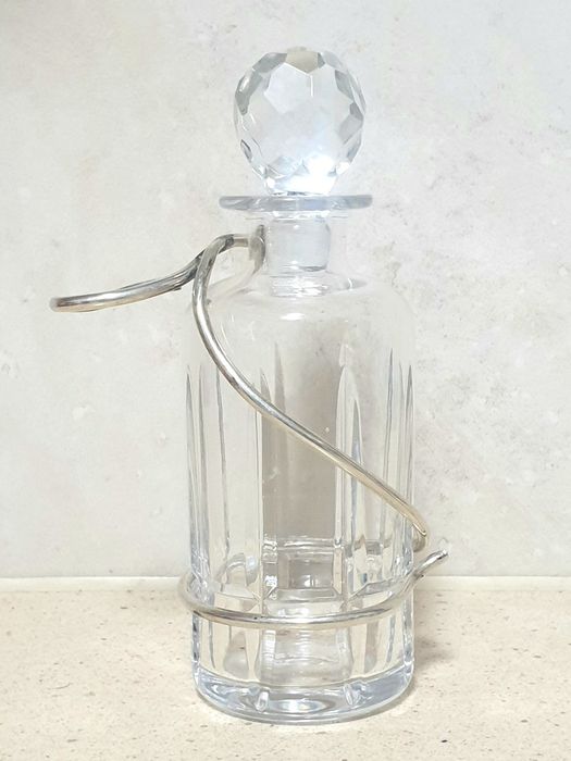 Invulgar antigo frasco de perfume em cristal com armação em prata