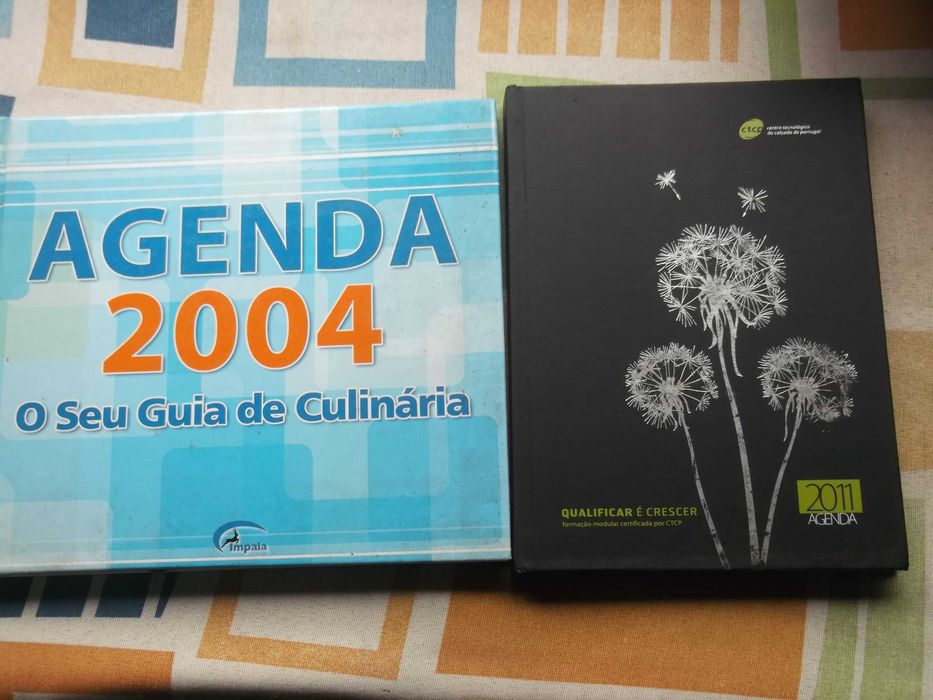Ofereço livros dos ctt(Portugal em selos)    Agendas de Bancos antigas