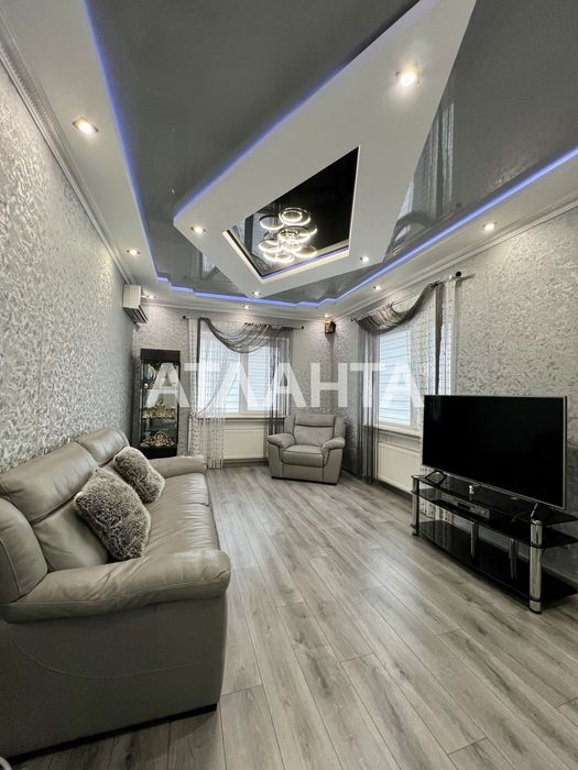 Дом с бассейном в Даче Ковалевского.