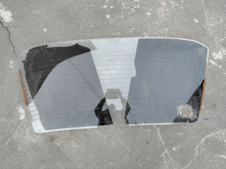 Заднее стекло автомобиля