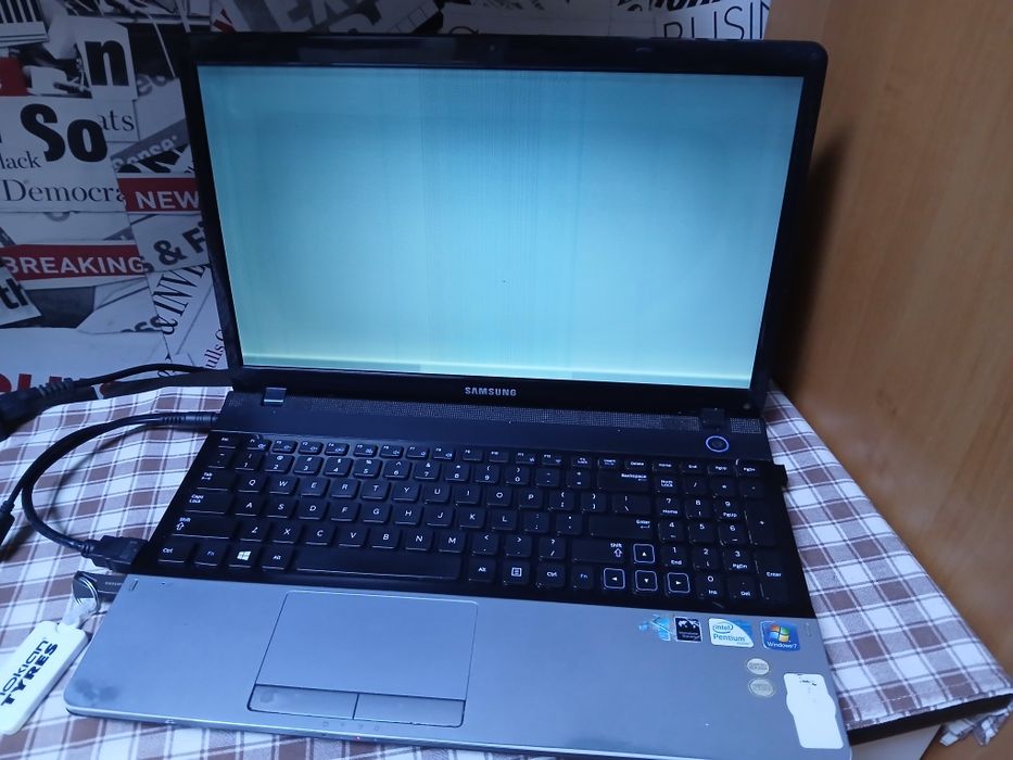 Laptop Samsung NP300E5C Win 7 hdd 500gb 4gb ram
