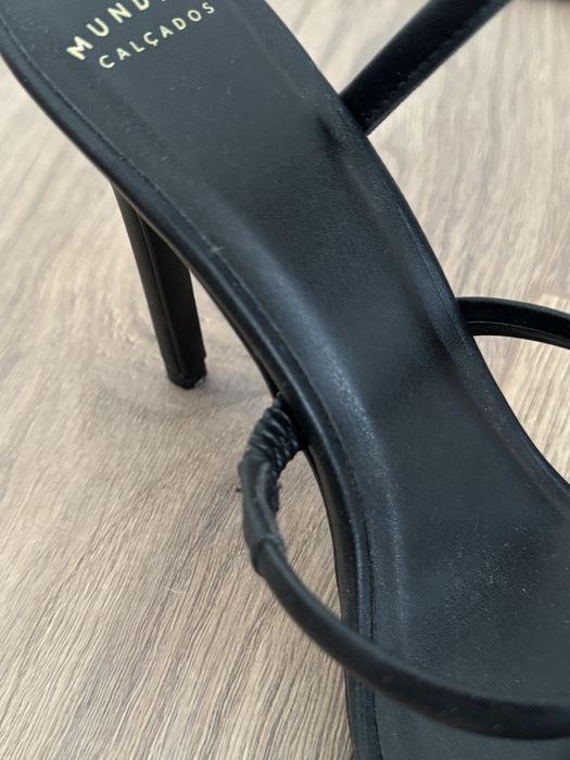 Salto Alto Preto com Tiras
