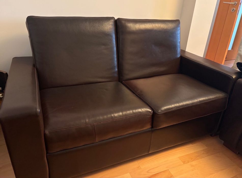 Sofá cama em pele (como novo)