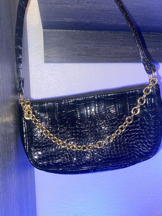 Mala preta com partes douradas