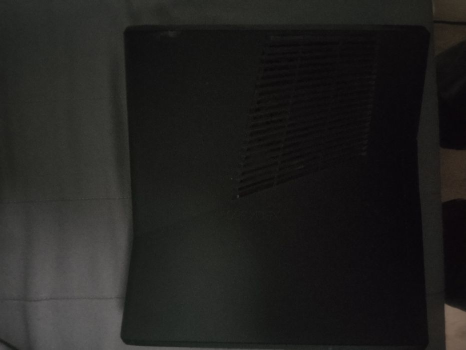 Sprzedam Xbox 360 z 2 padami