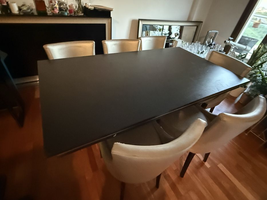 Mesa de sala extensivel  - 12 pessoas sentadas